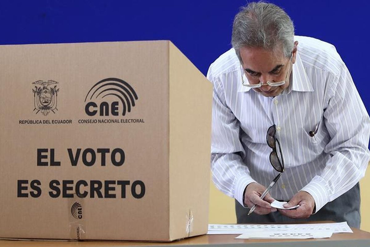 El Gobierno de Ecuador dispuso un horario de sufragio de acuerdo al último dígito del número de cédula: par de 7:00 a 12:00 e impar de 12:00 a 17:00 (Foto: AFP)