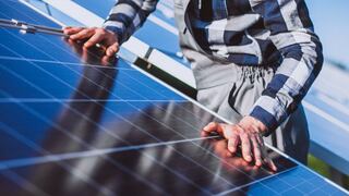 Instala paneles solares en su casa para reducir su factura de luz, pero se arrepiente