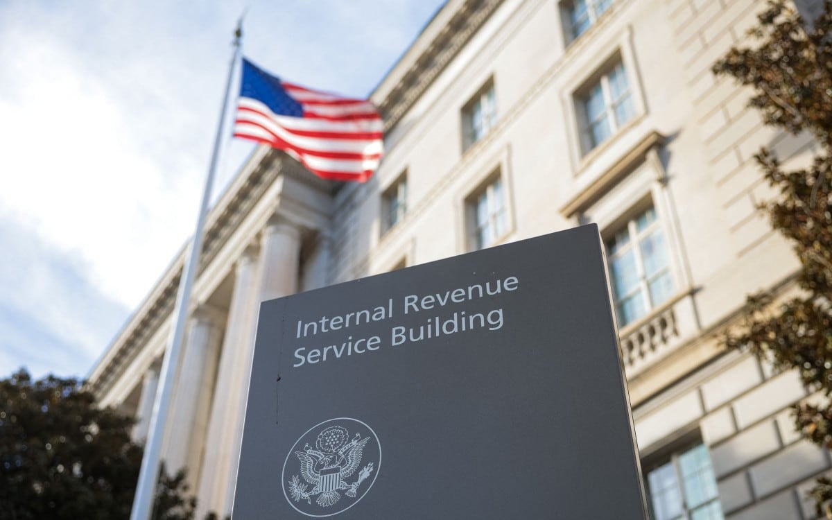Las reglas cambian según el origen del dinero y las circunstancias de cada caso. Por eso, es importante conocer qué condiciones exige el IRS antes de excluir un monto de la declaración (Foto: Kayla Bartkowski / Getty Images vía AFP)
