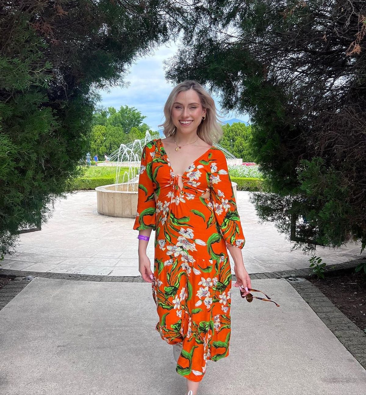 La actriz luciendo un vestido floreado color naranja (Foto: Natalia Juárez / Instagram)