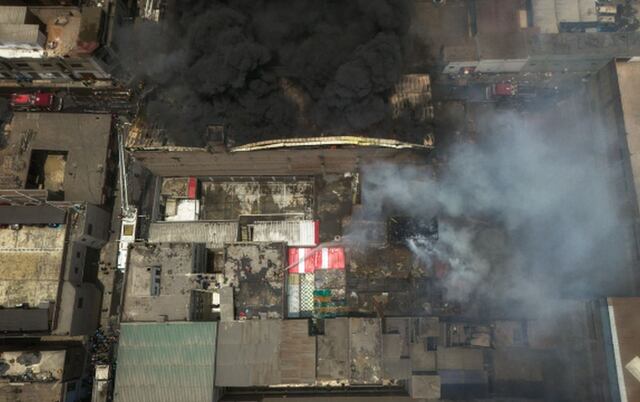 Un incendio de proporciones se registra en un inmueble ubicado en la cuadra 9 del jirón Cusco, en la intersección con el jirón Huanta, en el Cercado de Lima | Foto: Antonio Melgarejo / /@photo.gec