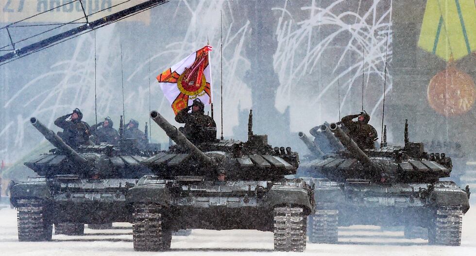 Los tanques rusos T-72B3 avanzan durante el desfile militar que marca el 75º aniversario del levantamiento del asedio nazi de Leningrado, el 27 de enero de 2019. (OLGA MALTSEVA / AFP).