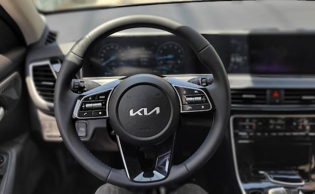 El volante de tres rayos tiene los botones para controlar el cluster y la pantalla táctil. (Foto: Fernando Roca Canales)