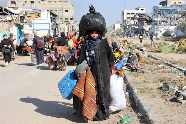 Una mujer palestina, desplazada de Beit Lahia, llega a Jabalia, en el norte de la Franja de Gaza, el 4 de diciembre de 2024. (Foto de Omar AL-QATTAA / AFP).