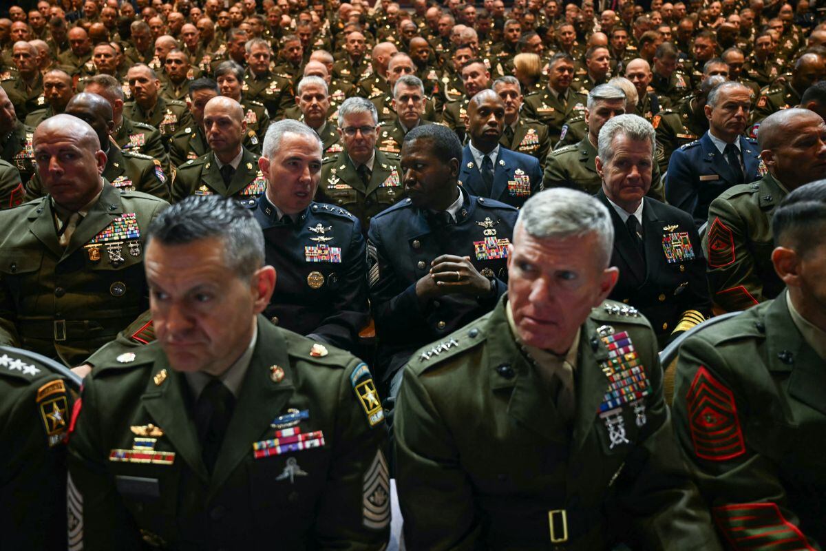 Miembros del ejército observan antes de que el presidente de Estados Unidos se dirija a los altos mandos militares, el 30 de septiembre de 2025. Foto: Jim WATSON / AFP