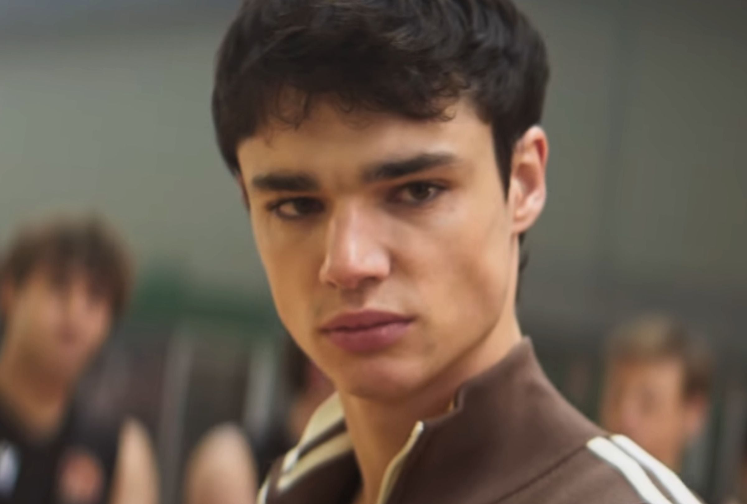 El actor y modelo español Fernando Líndez asume el rol principal de Thiago Di Bianco a lo largo de "Dímelo bajito", película dirigida por Denis Rovira (Foto: Vaca Films / Amazon Prime Video)