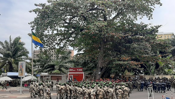 Soldados gaboneses se reúnen antes de un posible discurso del general Brice Oligui Nguema en Libreville el 2 de septiembre de 2023. (Foto de AFP)