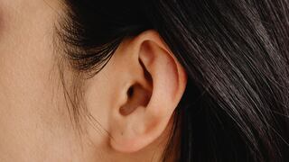 Esta es la forma correcta de limpiarse los oídos, según un médico otorrino