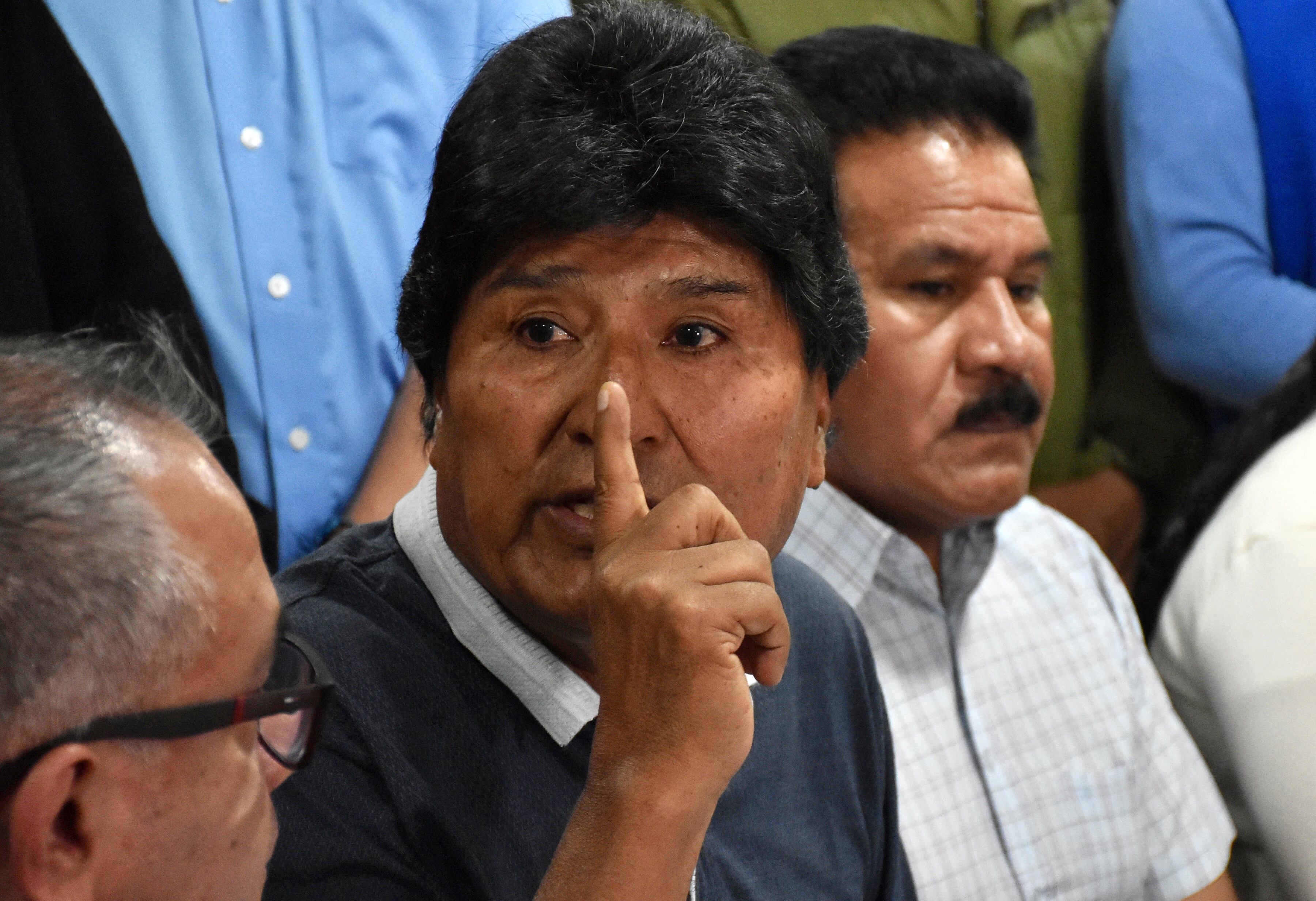 El ex presidente de Bolivia, Evo Morales, habla durante una conferencia de prensa en Cochabamba el 4 de octubre de 2024 (Foto de FERNANDO CARTAGENA/AFP).