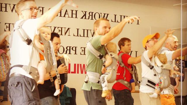 Unos padres con ritmo se divierten bailando junto a sus hijos