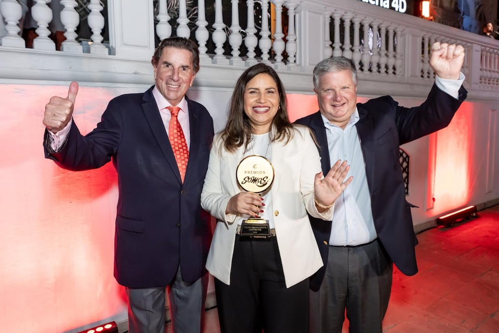 Johnny Schuler, Giuliana Acuña y Rafael Picasso reciben el galardón al mejor restaurante campestre por La Granja Azul.