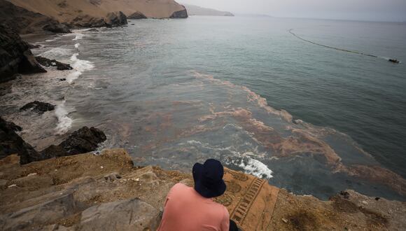 El petróleo derramado en Ventanilla, en el 2022, viajó muchos kilómetros al norte con la corriente marina. Foto/ Jorge Cerdán / @photo.gec