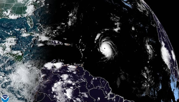 Fotografía satelital cedida por el Oficina Nacional de Administración Oceánica y Atmosférica (NOAA) a través del Centro Nacional de Huracanes (NHC) de Estados Unidos donde se muestra la localización del huracán Lee por el Atlántico. (Foto de NOAA-NHC)