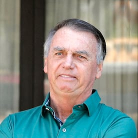 El expresidente brasileño Jair Bolsonaro hace un gesto en el garaje de su residencia en Brasilia, el 11 de septiembre de 2025. (Foto de Sergio Lima / AFP)