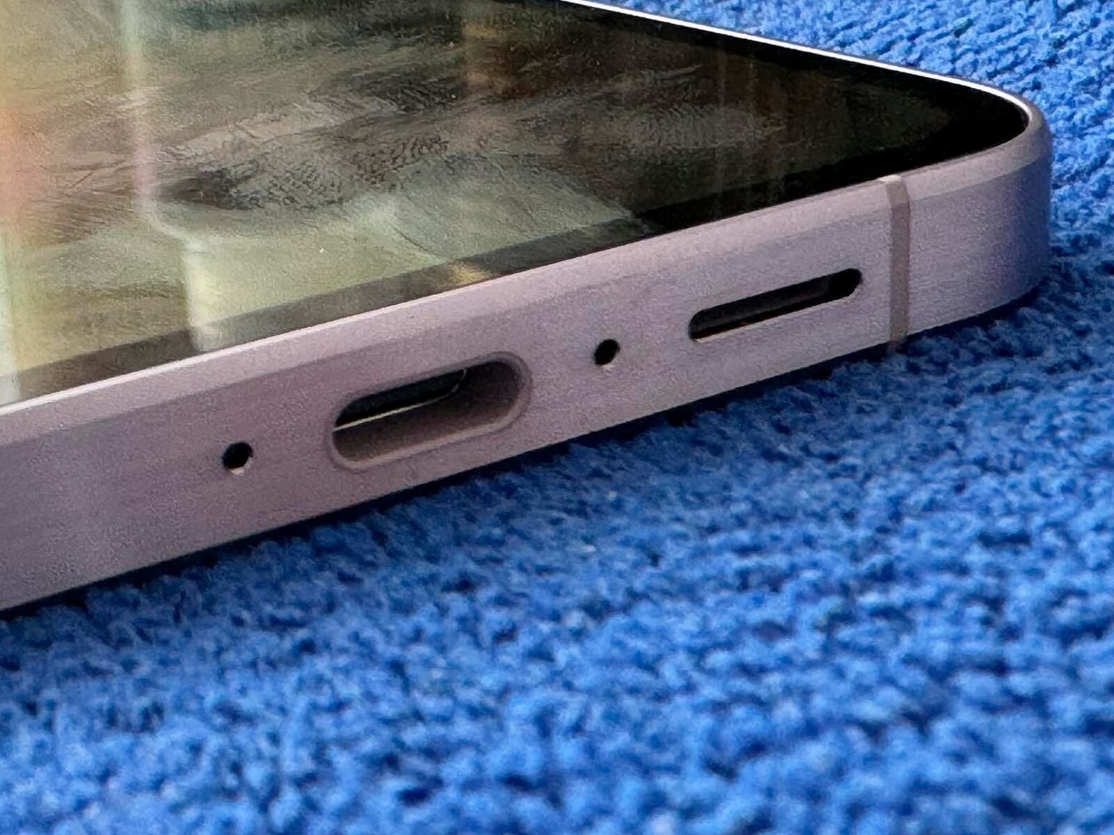 ANDROID | En la parte baja de tu terminal también existe otro huequito. (Foto: MAG - Rommel Yupanqui)