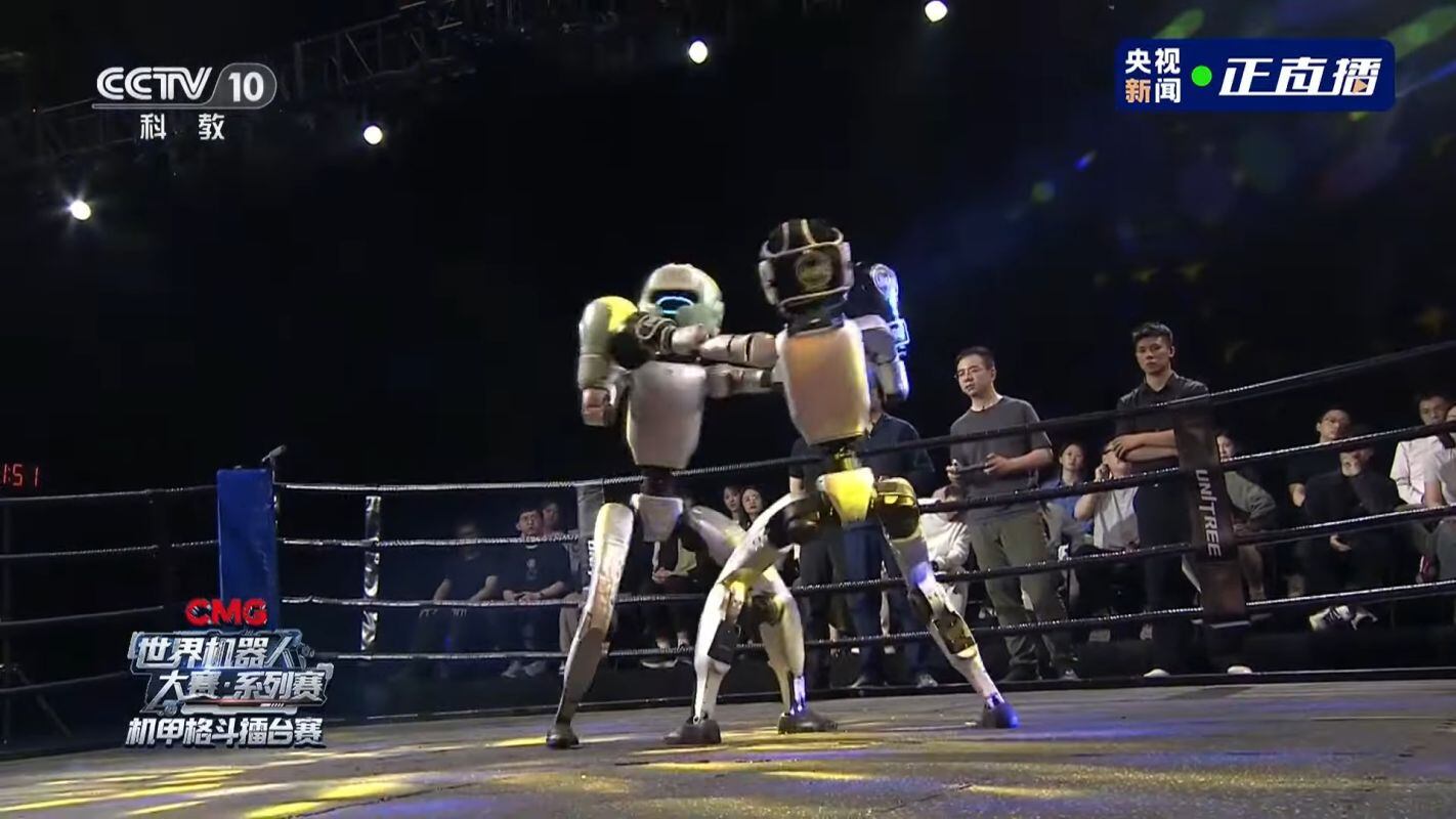 Cuatro robots G1, desarrollados por la empresa Unitree Robotics, compitieron en un ring utilizando algoritmos de control de movimiento y estructuras biónicas diseñadas para responder en milisegundos a las órdenes de sus operadores.