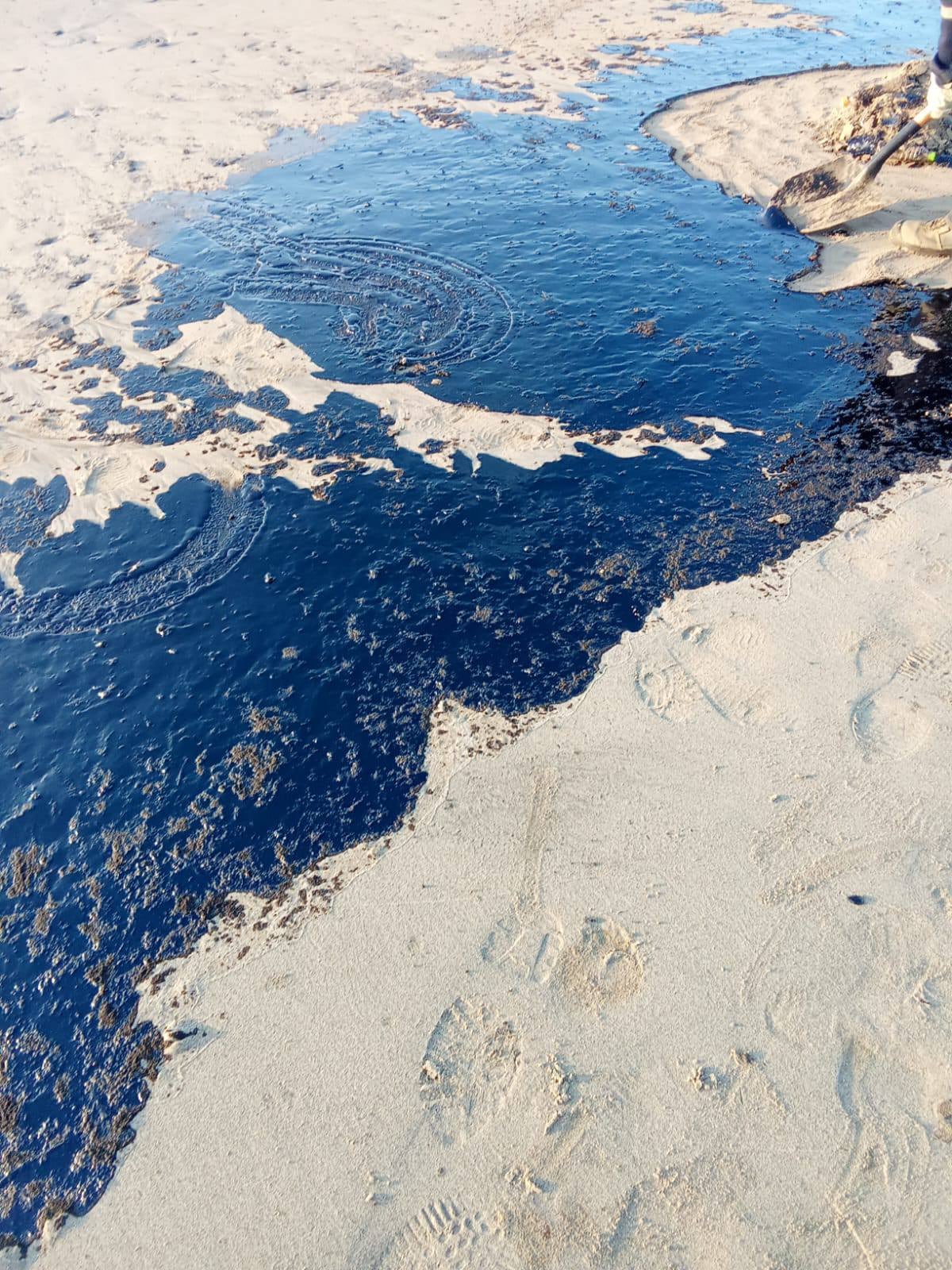 El derrame de petróleo ya llegó a la zona de Cabo Blanco. (Foto: Aspacab/Facebook)