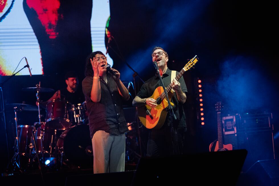 El peruano Carlos Cruzalegui fue el primer invitado de la noche en compartir micrófonos con Kevin. Ambos interpretaron "Puntos equidistantes", el tema que grabó el argentino con Natalia Lafourcade.