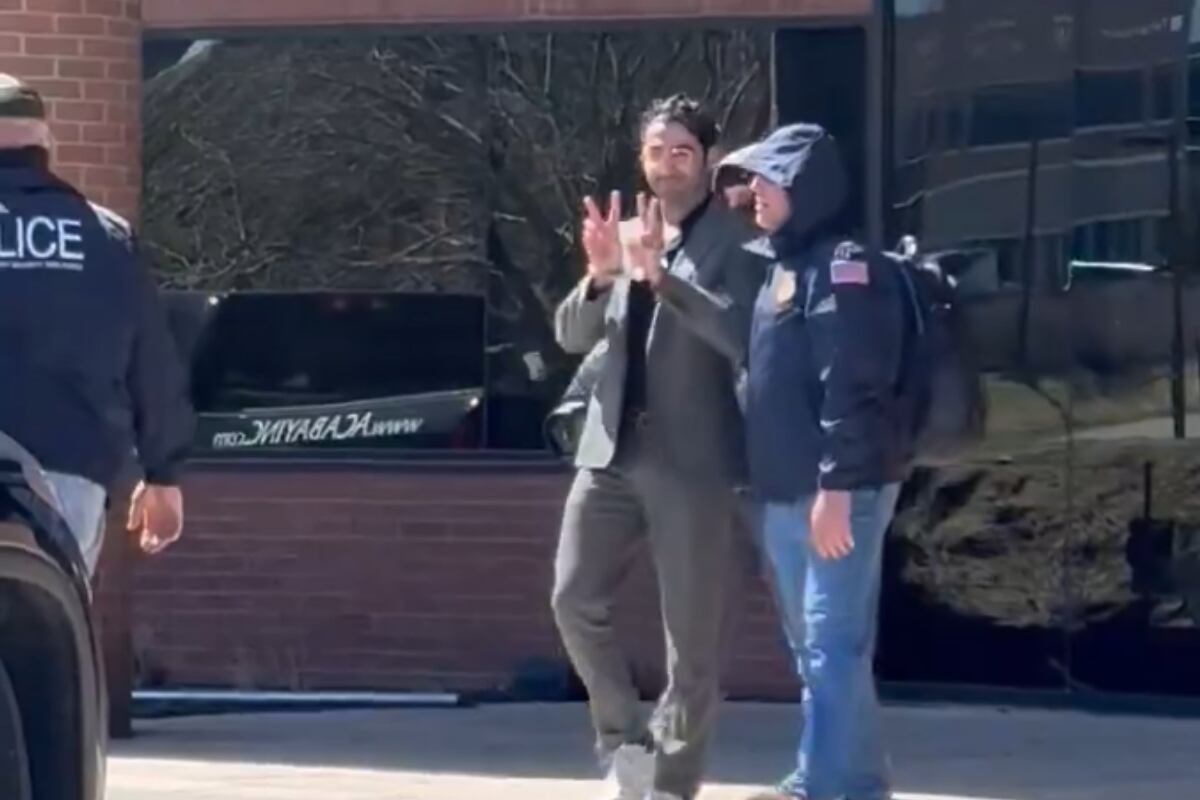 El estudiante de la Universidad de Columbia, Mohsen Mahdawi, detenido por agentes de inmigración, a las afueras de una oficina migratoria en White River Junction, en Vermont, Estados Unidos, el 14 de abril de 2025. (Captura de video)