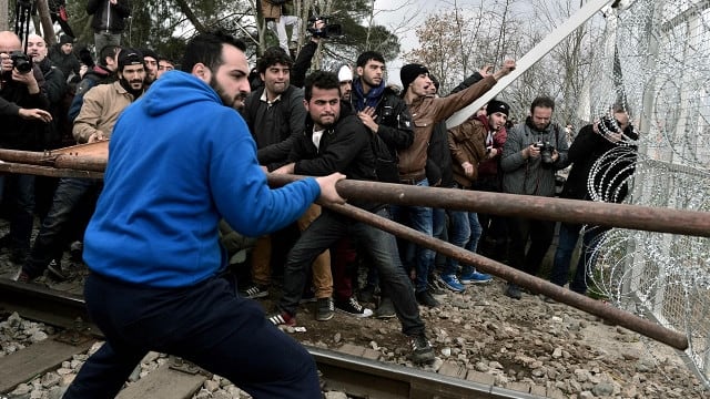 Europa: Migrantes derriban una valla fronteriza [VIDEO]