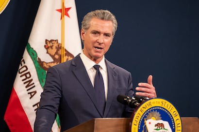 Gavin Newsom la firmó y entrará en vigor el 1 de octubre para proteger a activistas que apoyen a inmigrantes en California: qué dice la ley AB 2624