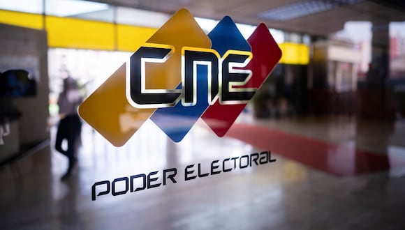 El logo del Consejo Nacional Electoral (CNE) se ve en su sede en Caracas el 23 de abril de 2024. (Foto de Gabriela Oraa / AFP)