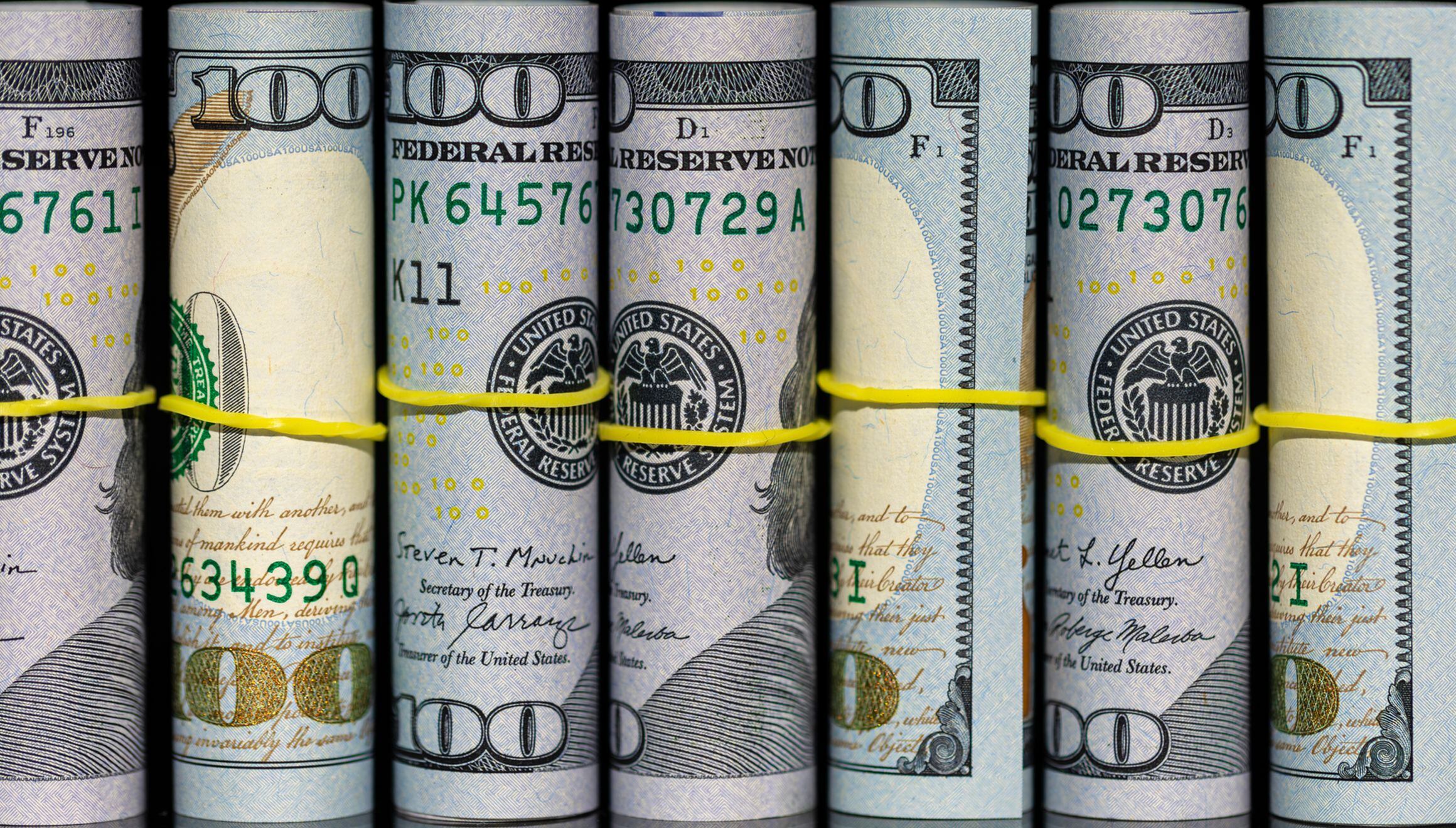 Puedes recibir muchos billetes por una moneda de 25 centavos de dólar (Foto: Diseñado por Freepik)