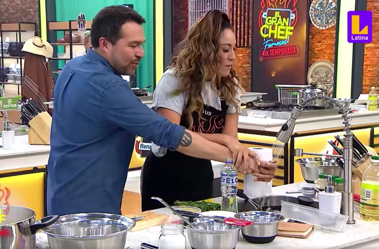 Giacomo Bocchio le llama la atención a Tilsa Lozano por no tener cubiertos limpios. (Foto: Captura de video)