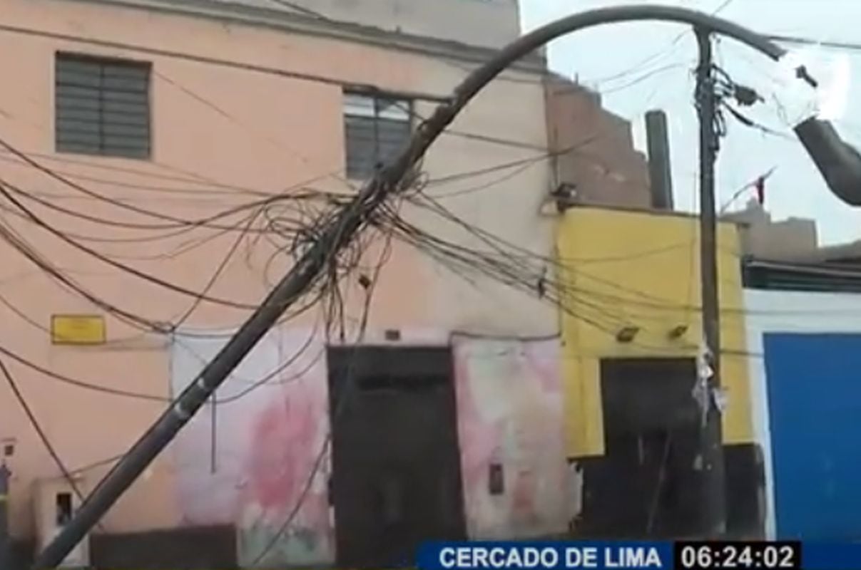 Los alambres expuestos representan un peligro. Foto: Buenos Días Perú
