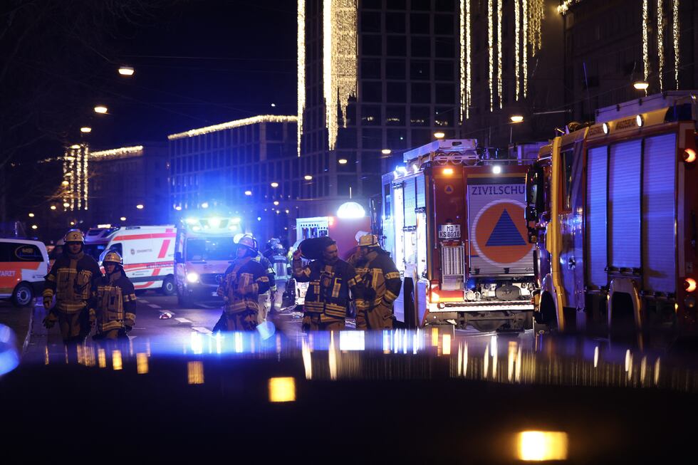 La policía y las ambulancias trabajan junto al mercado navideño, donde un coche se estrelló contra una multitud que gritaba insultos, según un portavoz del servicio de rescate local, el 20 de diciembre de 2024 en Magdeburgo, este de Alemania. (Foto de Ronny HARTMANN / AFP)