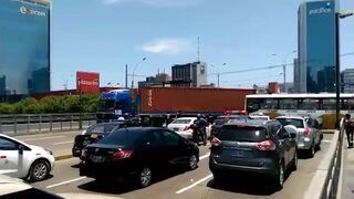 Vía Expresa: camión bloqueó avenida por imprudencia de chofer