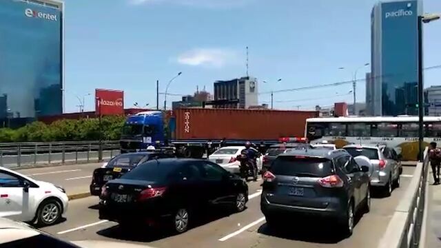 Vía Expresa: camión bloqueó avenida por imprudencia de chofer