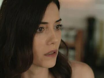 Asya le cuenta a Volkan uno de sus secretos (Foto: Medyapim)