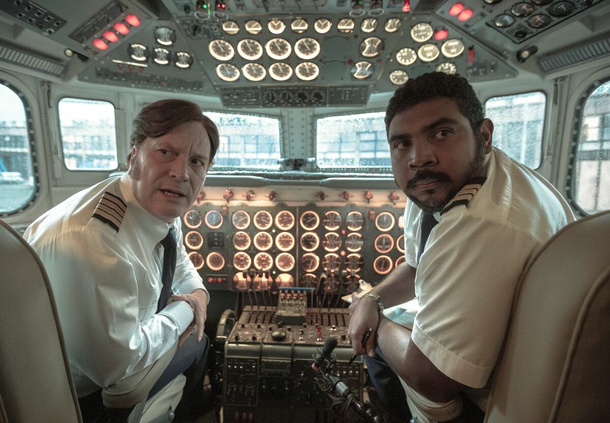 El comandante Richard Wilches (Christian Tappan) no soporta que los secuestradores escapen con el dinero y decide actuar en la serie colombiana "Secuestro del vuelo 601" (Foto: Netflix)