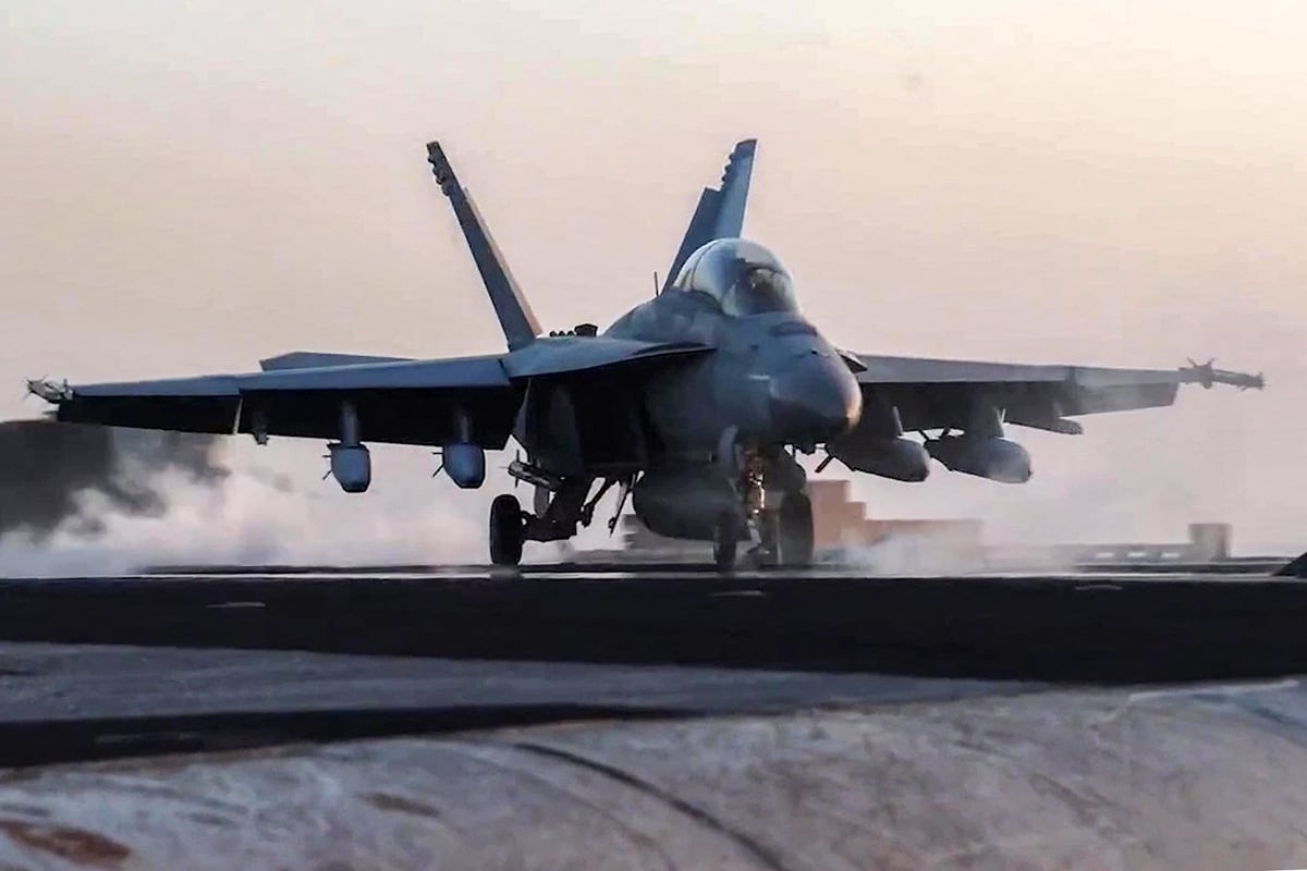 Un avión de combate de ataque F/A-18 Super Hornet despegando del portaaviones USS Harry S. Truman de la Armada de los EE. UU. en el Mar Rojo, el 15 de marzo de 2025. (DVIDS / AFP)