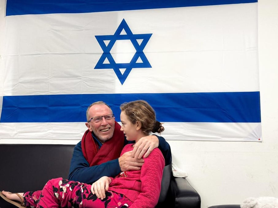 Emily Hand, una rehén israelí retenida por Hamás en Gaza durante 50 días, se reúne con su padre. (EFE/ Gobierno De Israel).