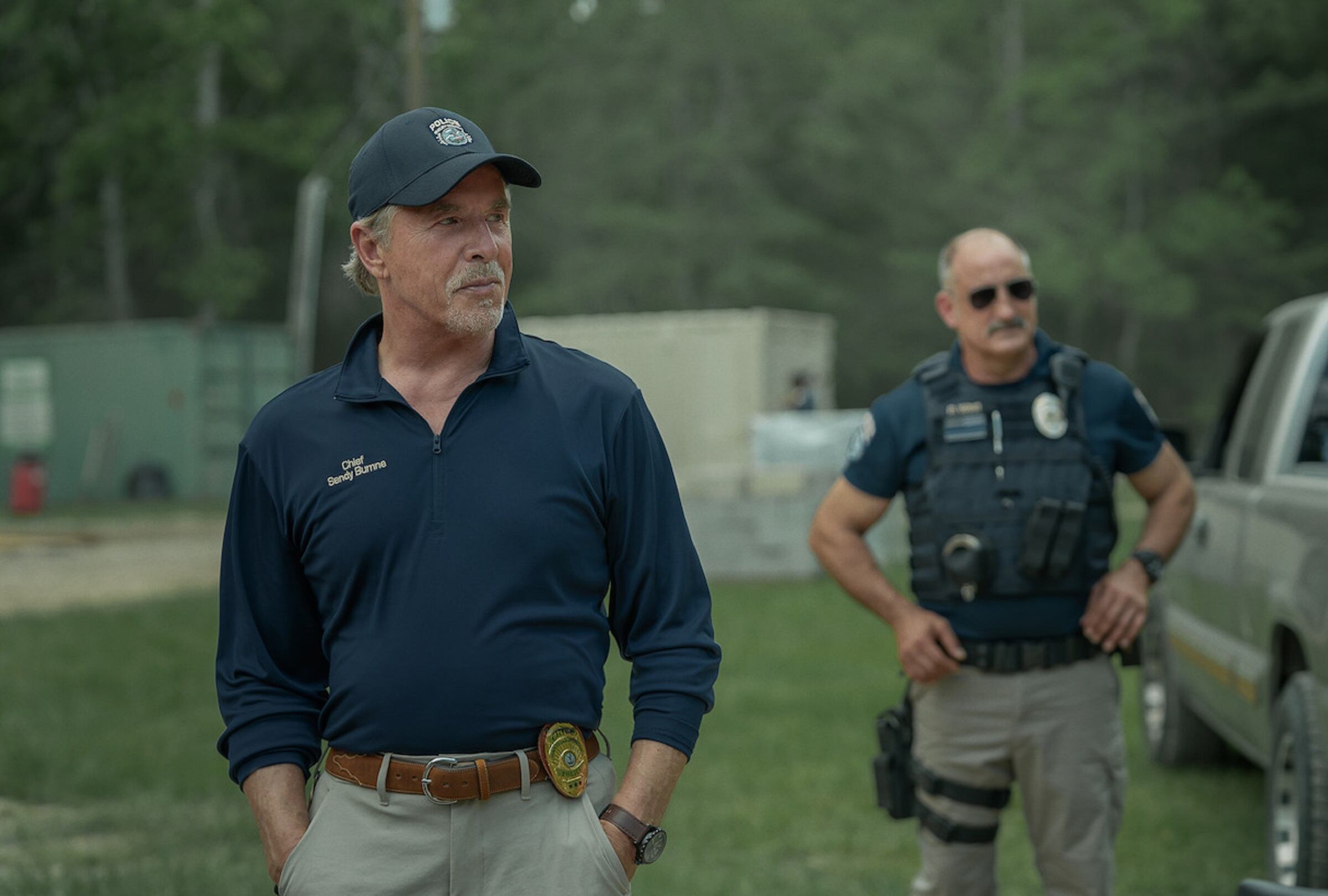 El jefe de la policía, Sandy Burnne (Don Johnson), intenta deshacerse de Terry y Summer para ocultar sus delitos en la película de acción "Rebel Ridge" (Foto: Netflix)