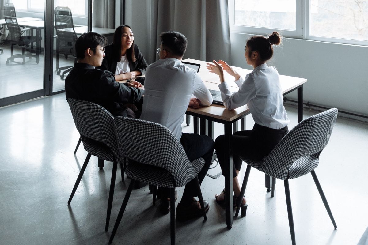 Esta postura tiene profundas implicaciones psicológicas que pueden revelar aspectos significativos sobre la personalidad y el estado emocional de una persona. (Foto: Thirdman / Pexels)