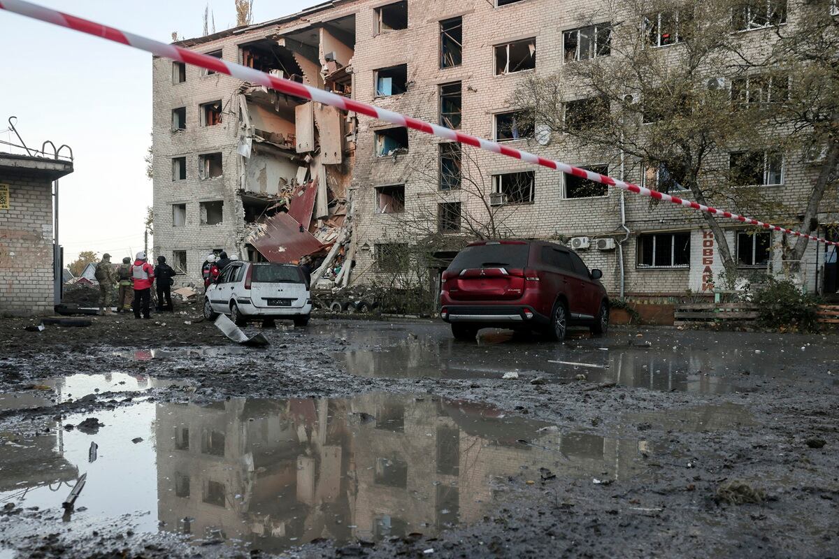 Rescatistas ucranianos y población local se encuentran en el lugar del ataque ruso contra una zona residencial en Zaporizhzhia, sureste de Ucrania, el 30 de octubre de 2025, en medio de la invasión rusa. (EFE/EPA/OLEG MOVCHANIUK)