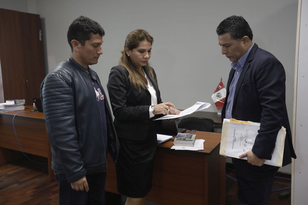 Los coroneles PNP Harvey Colchado (izquierda) y Walter Lozano (derecha) trabajaron en el equipo policial que apoyó al Eficcop, a cargo de la fiscal Marita Barreto.