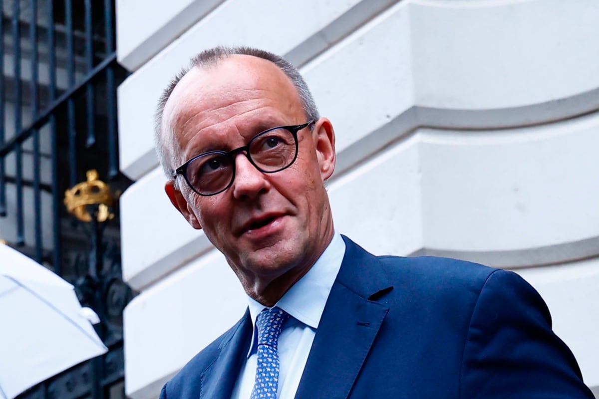 El canciller alemán, Friedrich Merz, llega al número 10 de Downing Street, residencia oficial y oficina del Primer Ministro del Reino Unido, en Londres, Gran Bretaña, el 8 de diciembre de 2025. (EFE/EPA/TOLGA AKMEN)
