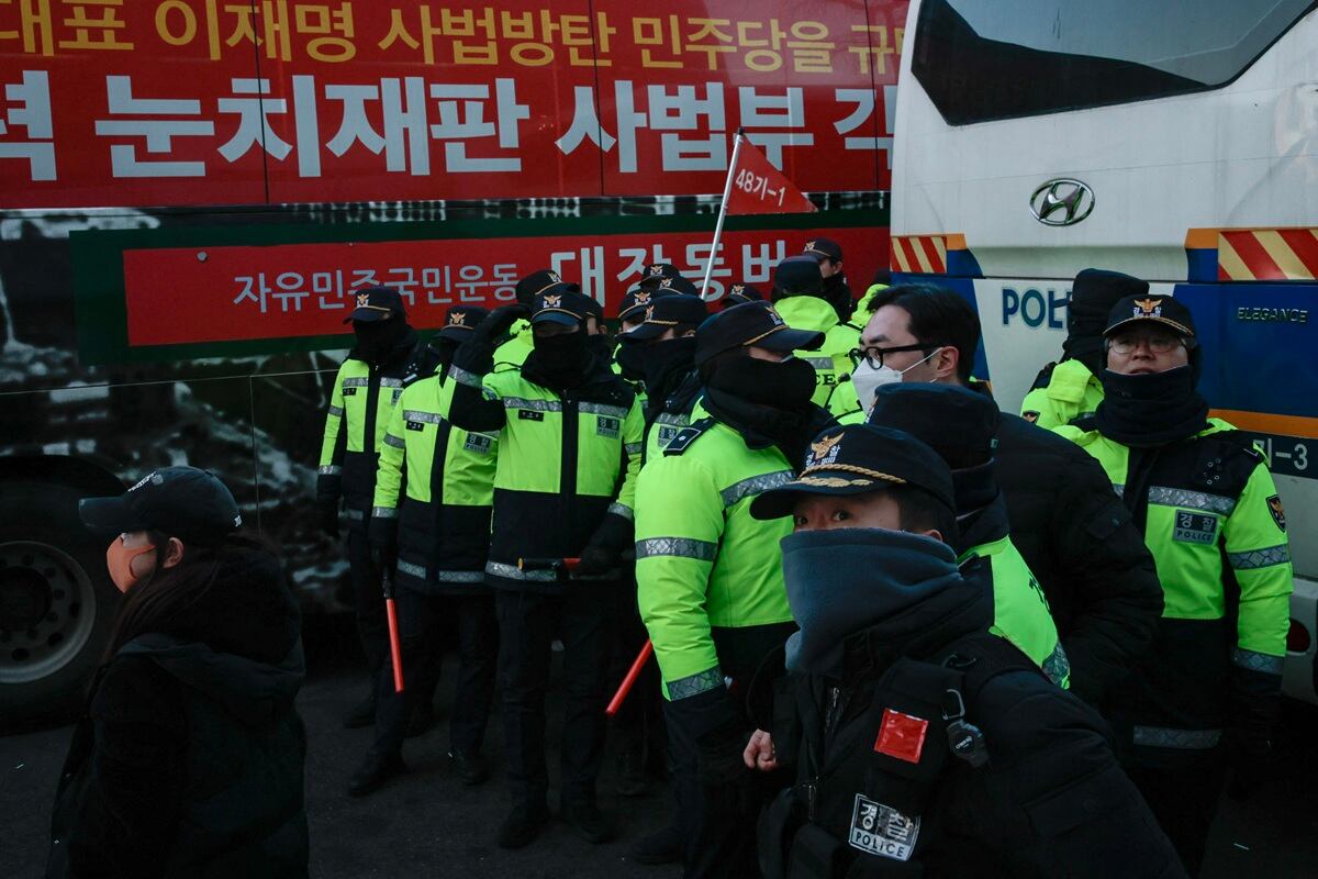 Agentes de policía patrullan cerca de la residencia del destituido presidente surcoreano Yoon Suk-yeol en Seúl, el 15 de enero de 2025. (Foto de YASUYOSHI CHIBA / AFP)