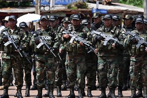 Agentes de la Policía boliviana pertenecientes a la Fuerza Especial de Lucha contra el Narcotráfico (FELCN) durante un operativo de seguridad fronteriza entre Bolivia y Brasil en Guayaramerín, Bolivia, el 13 de agosto de 2026. (AIZAR RALDES / AFP)