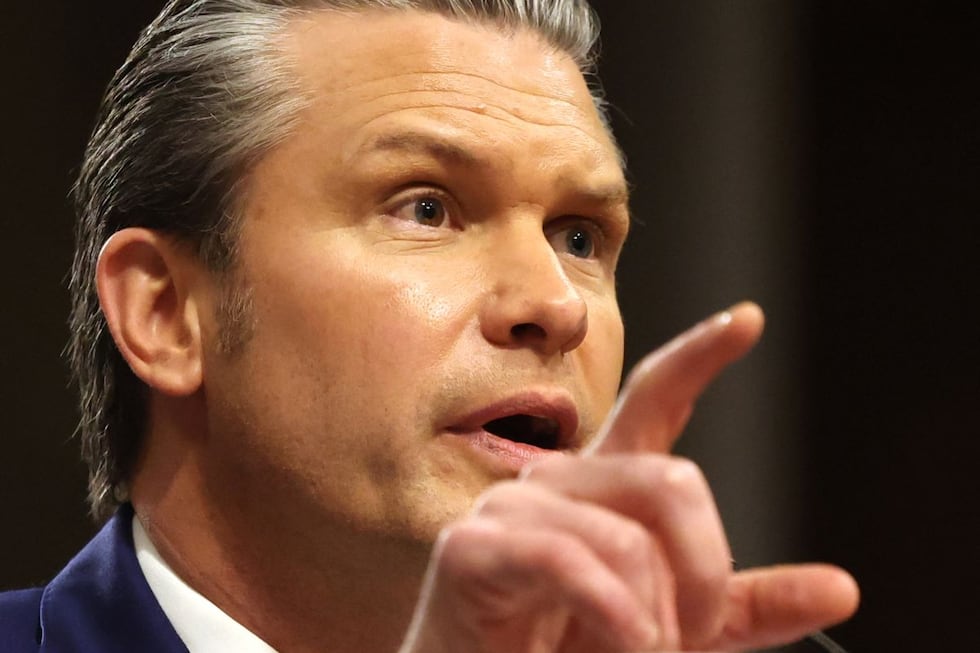 El secretario de Defensa de EE. UU., Pete Hegseth, declara durante una audiencia de la Comisión de Servicios Armados del Senado sobre la solicitud presupuestaria del Departamento de Defensa para el año fiscal 2027, celebrada en el Capitolio, en Washington D. C., el 30 de abril de 2026. Foto: Alex Wroblewski / AFP