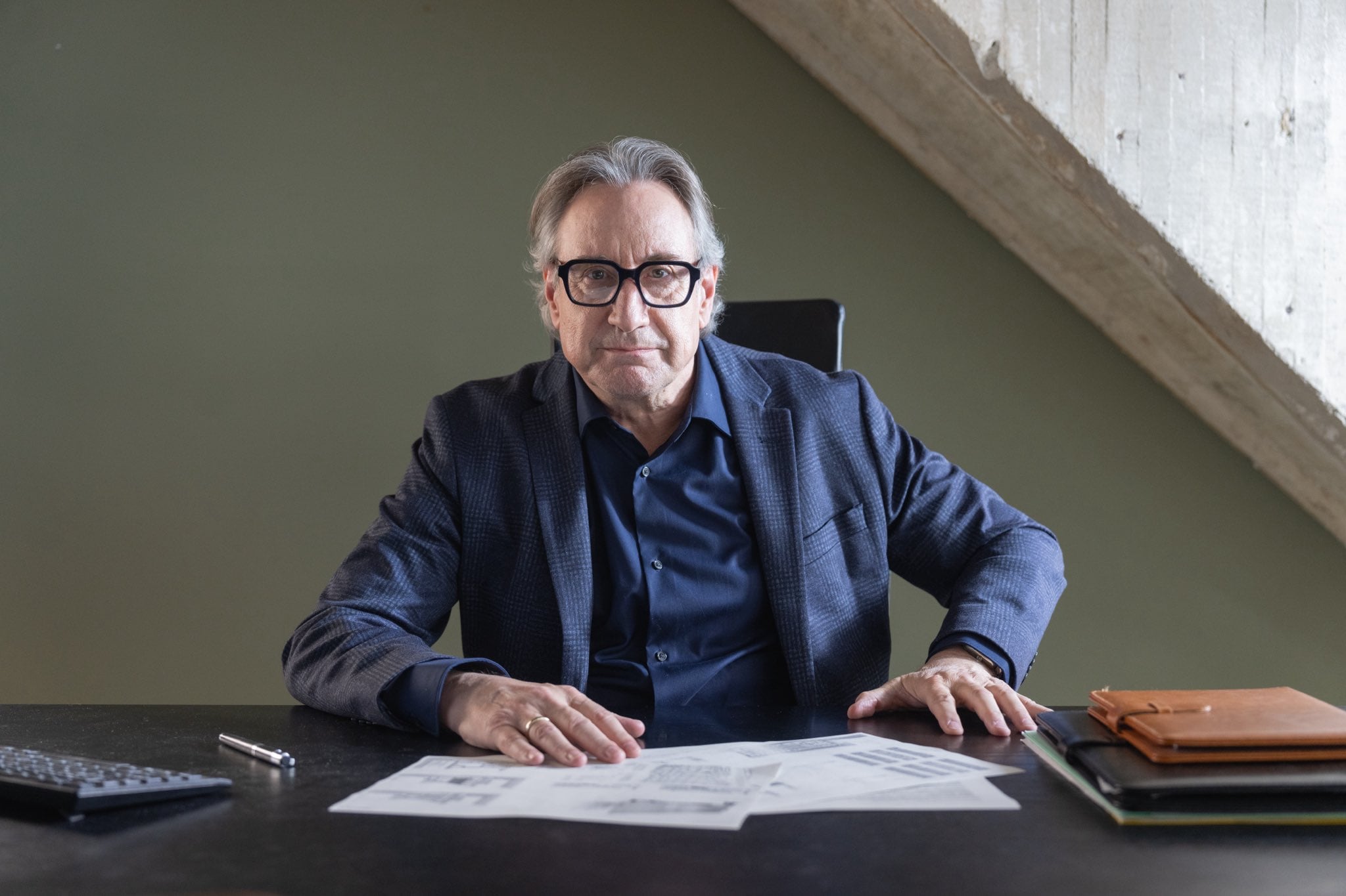 Juanjo Puigcorbé interpreta a Román en la serie "Machos alfa" (Foto: @jpuigcorbe / X)