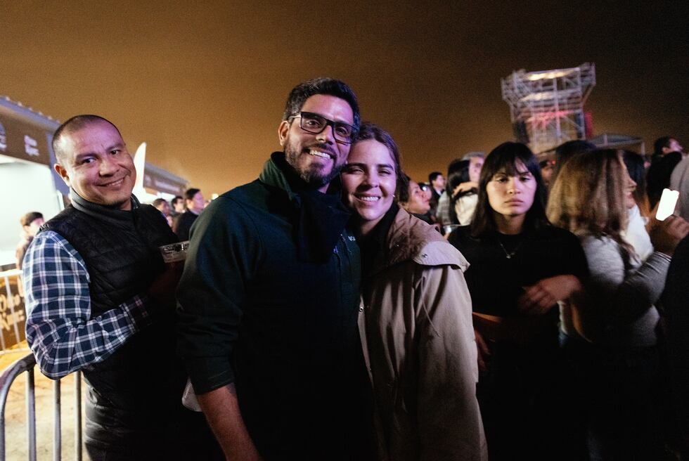 Amigos, parejas, jóvenes y no tan jóvenes fueron colmando el Arena 21 conforme se acercaba el momento de salida de los Los Fabulosos Cadillac.