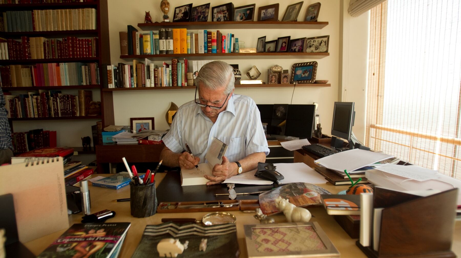 Mario Vargas Llosa en la oficina de su casa de Barranco, Lima.