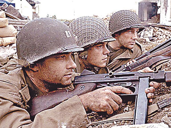 El capitán John H. Miller (Tom Hanks) junto a sus hombres apuntando contra el enemigo en "Rescatando al soldado Ryan" (Foto: Paramount Picture)
