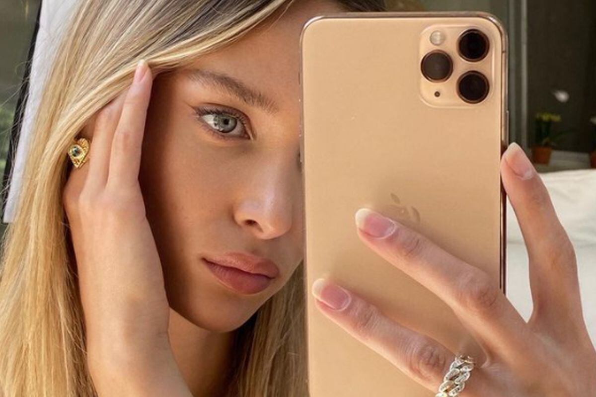 A la modelo le gustan los selfies. (Foto: Ari Fournier / Instagram)