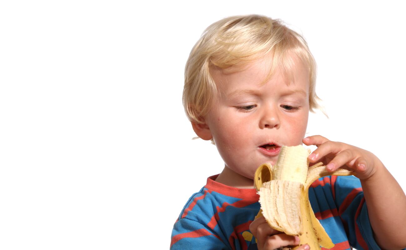 A diferencia del azúcar añadido, los azúcares naturales de las frutas vienen acompañados de fibra, vitaminas y minerales, lo que los hace más saludables.